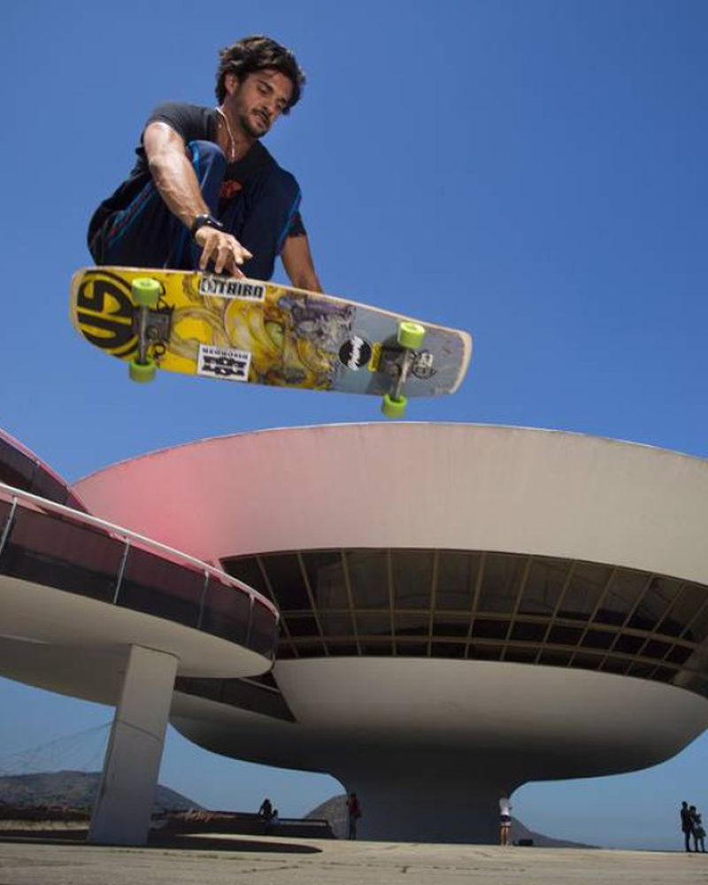 Skatista em manobra em frente ao Museu de Arte Contemporânea de Niterói